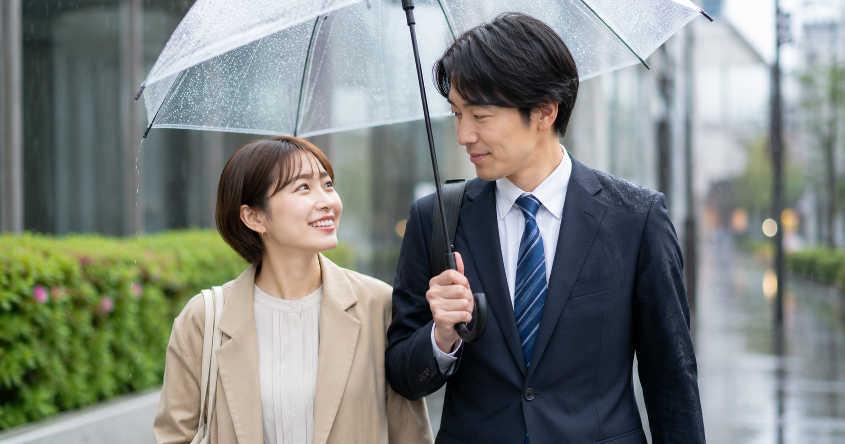 雨の日、傘を深く傾けてくれた先輩の横顔のこと